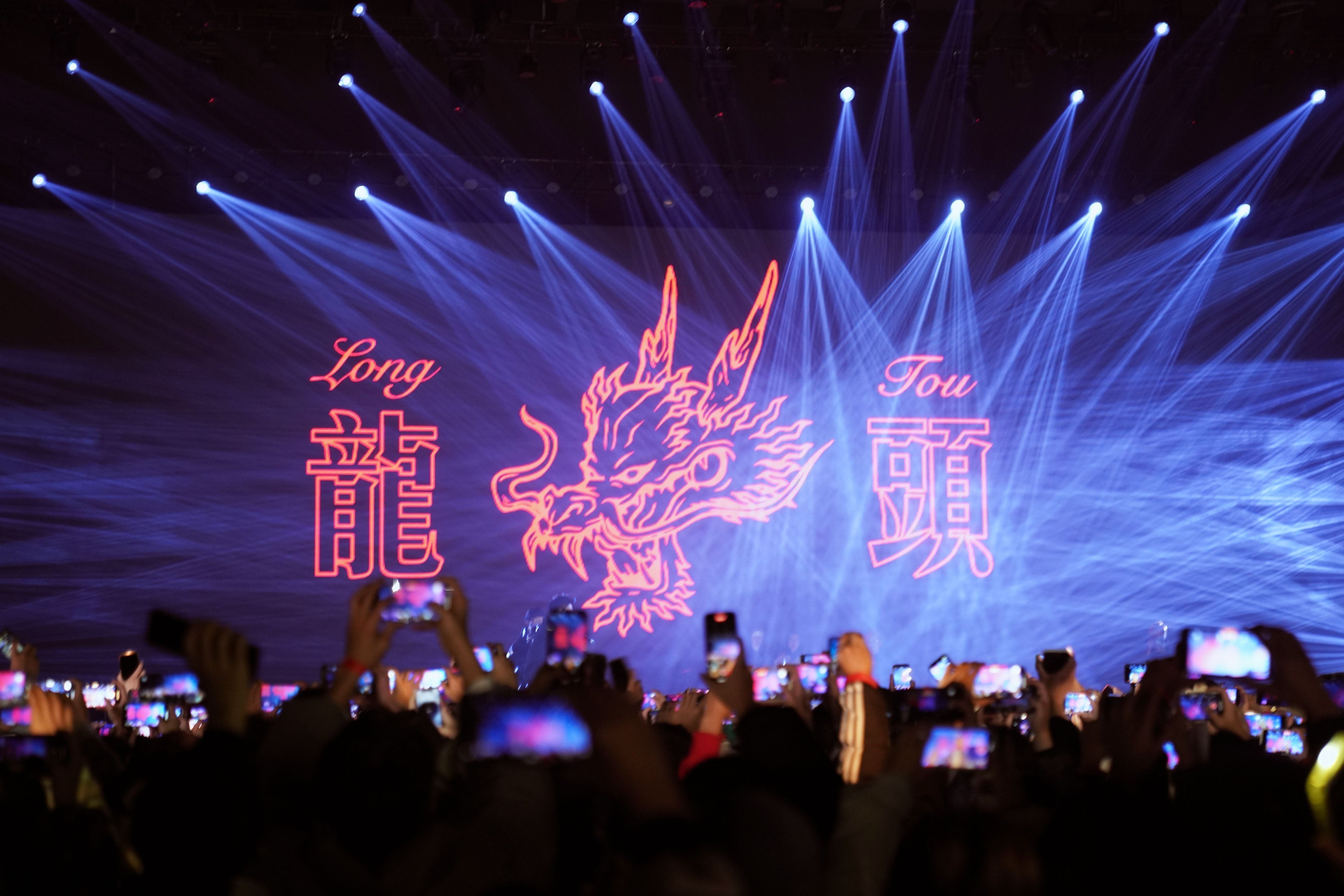 1807 X COUPLE HUNNID - DRAGON HEAD NYE CONCERT